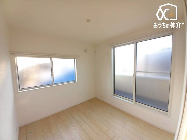 ���̑� �o���R�j�[�ɖʂ���2�ʍ̌��̖��邢�������ŊJ����������܂��B