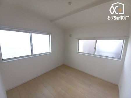 ���̑����� �Q�ʍ̌��Ŗ��邢�����B�q���������A�d���̃X�y�[�X�ɂ��œK�ł��B