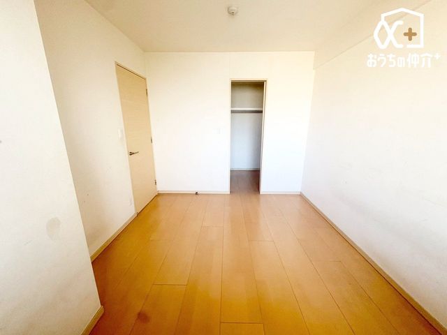 �Q�� �E�H�[�N�C���N���[�[�b�g�t���̐Q���̗l�q�ł��B���[�͂��L�x�ȃE�H�[�N�C���N���[�[�b�g���t���Ă���Q���́A���X�̕�炵������w�L���ȕ��֕ς��Ă���܂��B