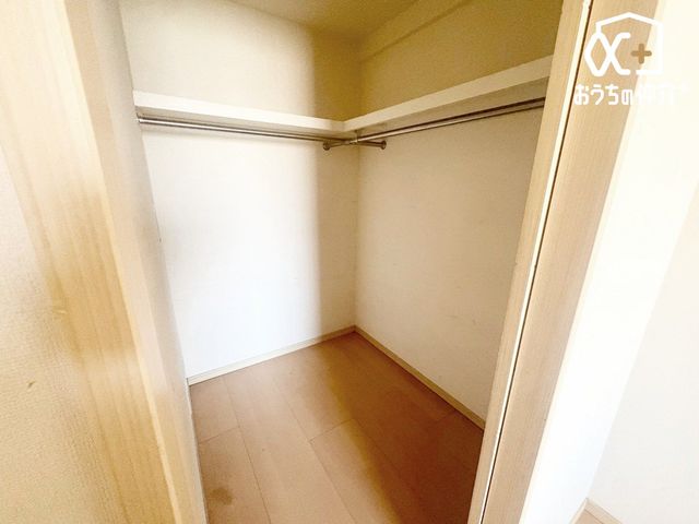 ���[ �E�H�[�N�C���N���[�[�b�g�̗l�q�ł��B���[�ɂ͐Q��E�ߗށE��̕�����L�x�Ɏ��[�\�ł��I