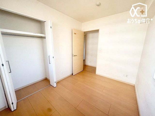 �q������ �q�������ɃI�X�X���ȗm���̗l�q�B��e�ʂ̃N���[�[�b�g���t���Ă��邽�߁A���q�l�̕׋�����E�ߗޓ����֗��Ɏ��[�\�ł��B