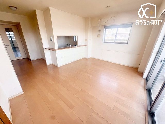 ���r���O ���Ƒ������R�ƏW�܂�P�Q�������r���O�̗l�q�ł��B ���C�ɓ���̃\�t�@�[��e�[�u����u���Ă��C�ɓ���̋�ԂɁB