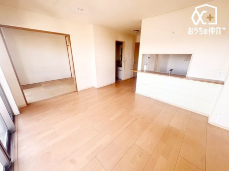 ���r���O ���r���O�̗l�q�ł��B�Ƒ������R�ƏW�܂��Ԃ̃��r���O�́A�o���R�j�[������g�����z�˂����������ރ��r���O�ł��B