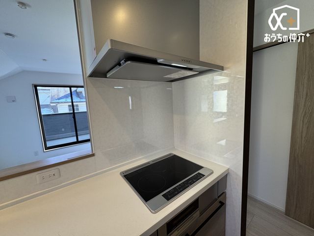 �L�b�`�� �`Kitchen�`�����g���L�b�`�������炱���A�H���̏������y�������ԂɁA�Z�������ł��X���[�Y�ɖ��ʂȂ���Ƃł���A���������ȒP�ɂł���ȂǁA�������y��������L�b�`���X�y�[�X�Ɏd�グ�܂����B