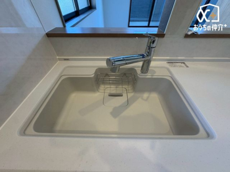 �L�b�`�� �`Kitchen�`�����g���L�b�`�������炱���A�H���̏������y�������ԂɁA�Z�������ł��X���[�Y�ɖ��ʂȂ���Ƃł���A���������ȒP�ɂł���ȂǁA�������y��������L�b�`���X�y�[�X�Ɏd�グ�܂����B