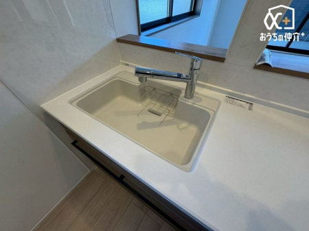 �L�b�`�� �`Kitchen�`�����g���L�b�`�������炱���A�H���̏������y�������ԂɁA�Z�������ł��X���[�Y�ɖ��ʂȂ���Ƃł���A���������ȒP�ɂł���ȂǁA�������y��������L�b�`���X�y�[�X�Ɏd�グ�܂����B