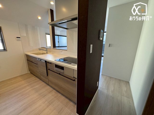 �L�b�`�� �`Kitchen�`�����g���L�b�`�������炱���A�H���̏������y�������ԂɁA�Z�������ł��X���[�Y�ɖ��ʂȂ���Ƃł���A���������ȒP�ɂł���ȂǁA�������y��������L�b�`���X�y�[�X�Ɏd�グ�܂����B