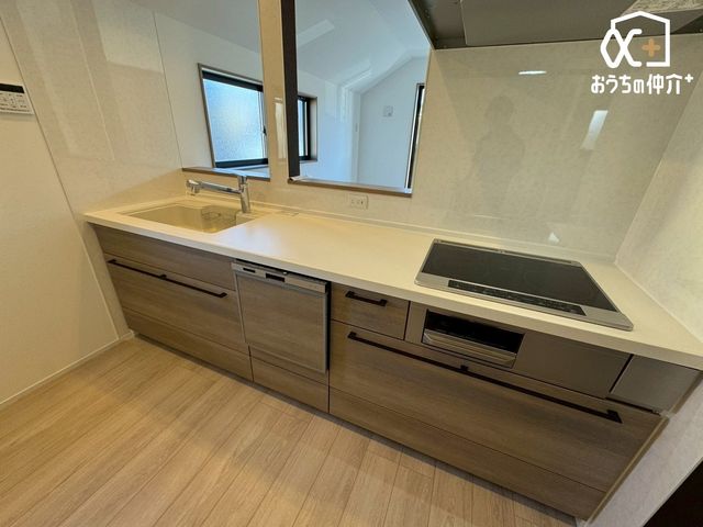 �L�b�`�� �`Kitchen�`�����g���L�b�`�������炱���A�H���̏������y�������ԂɁA�Z�������ł��X���[�Y�ɖ��ʂȂ���Ƃł���A���������ȒP�ɂł���ȂǁA�������y��������L�b�`���X�y�[�X�Ɏd�グ�܂����B