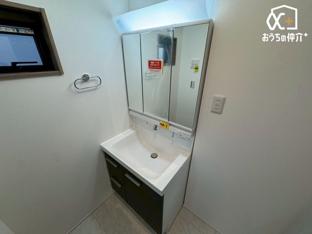 ���ʑ�E���ʏ� �`Wash room�`���̍Q�����������ԑтł��]�T�������Ďx�x�ł���L���p�E�_�[���[���B���������[���L�x�Ȃ̂Ō����ڂ��X�b�L���Ɛ������ڂł��܂��B