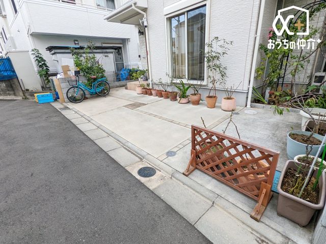  �J�[�X�y�[�X�̗l�q�ł��B�O�ʓ��H�͌�ʗʂ����Ȃ��A���Ԃ̏o����������S���ăX���[�Y�ɍs���܂��B