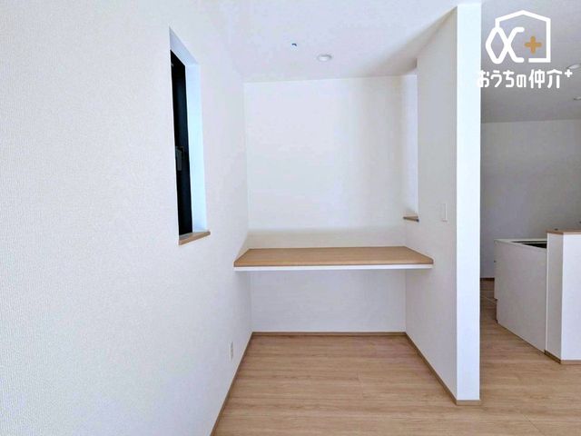 ���̑����� ���[�N�X�y�[�X�ɂȂ�܂��B�L�b�`���̉��ɂ���̂ŁA�q���̕׋������Ȃ����Ǐ��̎��ԁA�d���ȂǗl�X�ȗp�r�ł��g�����������܂��B