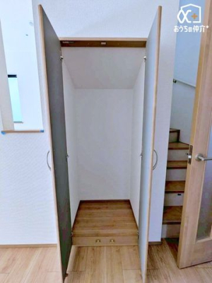 ���[ �L�b�`���ɂ͑傫�Ȏ��[�X�y�[�X���m�ہI�����u���̐H�ނ���p�i���܂Ƃ߂ăX�g�b�N���Ă�����̂��A���ꂵ���|�C���g�ł��˂��I