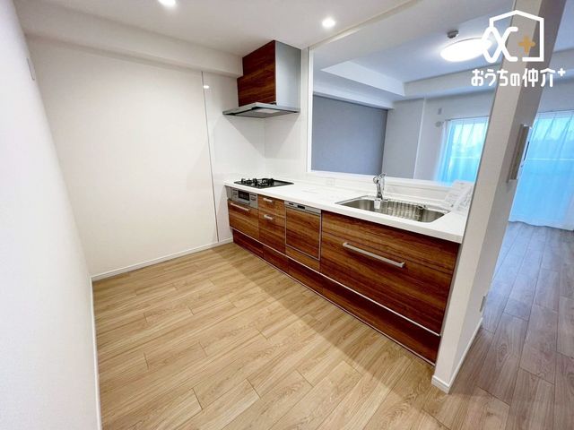 �L�b�`�� �L���Ȍ����Ƃ炷���̏ꏊ�́A�������Ȃ���b���y���݁A�������Ƃ������Ԃ��߂����ꏊ�B�Ƒ��̓��킪���܂���؂ȋ�Ԃł��B