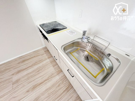 �L�b�`�� ��ƂɏW���ł���Ǖt���L�b�`���B�܂��A�ڂ̑O�ɕǂ����邱�Ƃɂ���ĉ���̔�юU��Ȃǂ��C�ɂ����ɍ�Ƃ��ł���Ƃ��������b�g������܂��B