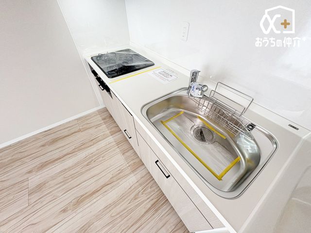 �L�b�`�� ��ƂɏW���ł���Ǖt���L�b�`���B�܂��A�ڂ̑O�ɕǂ����邱�Ƃɂ���ĉ���̔�юU��Ȃǂ��C�ɂ����ɍ�Ƃ��ł���Ƃ��������b�g������܂��B