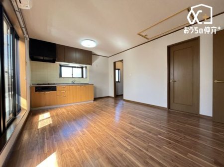 ���r���O �L�X�Ƃ����J�����̂��郊�r���O���[���͉Ƒ��̌e���̏�ɍœK�ł��B���[�X�y�[�X���[�����Ă���A�X�b�L���Ƃ�����炵�������܂��B