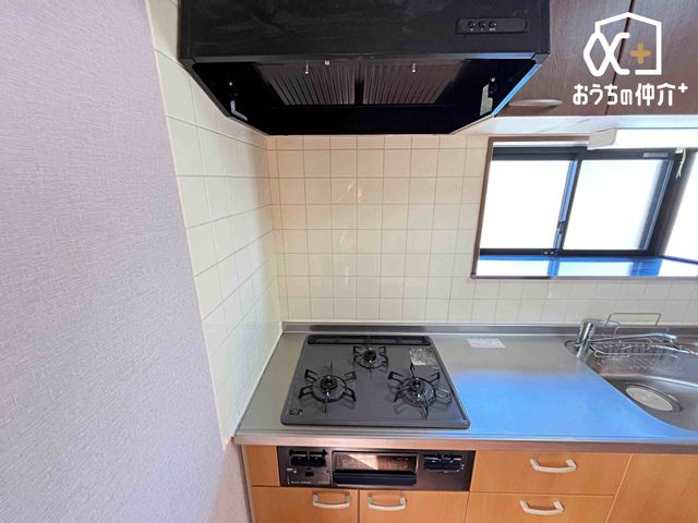 �L�b�`�� ������������O���R�����̗l�q�ł��B�u�߂�E�ύ��ޓ��̍�Ƃ������ɏo����R�����ł��B