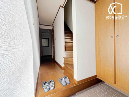 ���� �������������͋C�̌��ւ́A�Z�܂��̑���ۂ���i�ɉ��o�B�V���[�Y�{�b�N�X������A��Ԃ��L���������ۂĂ�X�}�[�g�Ȑ݌v�ł��B