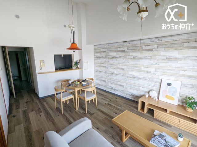 ���r���O ���Ƒ������R�ƏW�܂郊�r���O�̗l�q�ł��B ���C�ɓ���̃\�t�@�[��e�[�u����u���Ă��C�ɓ���̋�ԂɁB