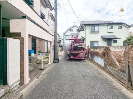 ���n�O�ώʐ^ �����������Z��X�̑O�ʓ��H�B�Ԓʂ肪���Ȃ��Â��ň��S�B���ʂ��ǍD�ŏo���ɂ��X���[�Y�B����������ǂ��A���s�������K�ł��B�O�ʓ��H�ܑ͕����s���͂��A�J�̓��������₷�����ł��B