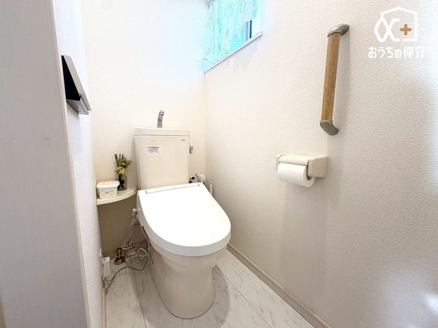 �g�C�� 2�K�g�C���̗l�q�ł��B1�K��2�K�ɂ��ꂼ�ꂲ�����܂��̂ŁA���̎��ԑтɂ����ݍ������ƂȂ����K�ɂ��g�����������܂��B