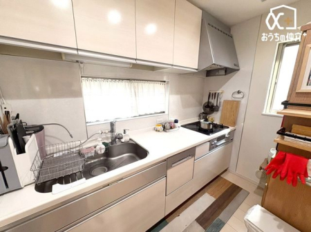 �L�b�`�� �`Kitchen�`�����g���L�b�`�������炱���A�H���̏������y�������ԂɁA�Z�������ł��X���[�Y�ɖ��ʂȂ���Ƃł���A���������ȒP�ɂł���ȂǁA�������y��������L�b�`���X�y�[�X�Ɏd�グ�܂����B