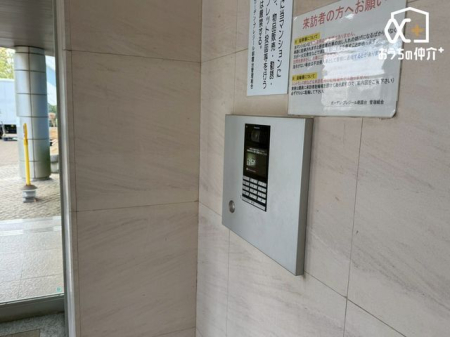 ���̑� �G���g�����X���ɂ̓C���^�[�z�����ݒu����Ă��܂�