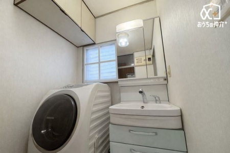 ���ʑ�E���ʏ� �`Wash room�`���̍Q�����������ԑтł��]�T�������Ďx�x�ł���L���p�E�_�[���[���B���������[���L�x�Ȃ̂Ō����ڂ��X�b�L���Ɛ������ڂł��܂��B