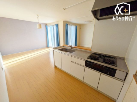 �L�b�`�� ���L�b�`������_�C�j���O���[�������n���邽�߁A���E���J���J����������܂��B