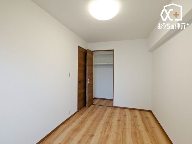 �q������ �q�������ɃI�X�X���ȁZ���m���̗l�q�B�N���[�[�b�g���t���Ă��邽�߁A���q�l�̕׋�����E�ߗޓ����֗��Ɏ��[�\�ł��B