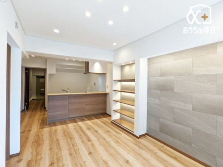 ���r���O �I�V�����Ȏ��[�I�̂��郊�r���O�̗l�q�ł��B�Ƒ������R�ƏW�܂��Ԃ̃��r���O�́A�o���R�j�[������g�����z�˂����������ރ��r���O�ł��B