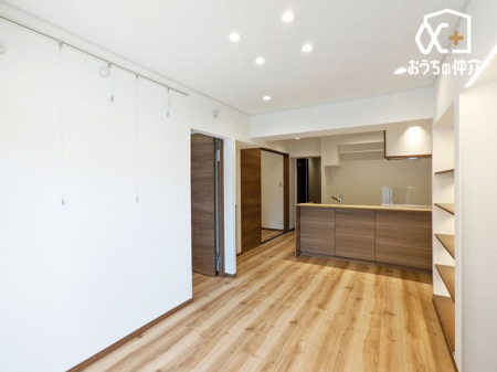 ���r���O ���Ƒ������R�ƏW�܂郊�r���O�̗l�q�ł��B ���C�ɓ���̃\�t�@�[��e�[�u����u���Ă��C�ɓ���̋�ԂɁB