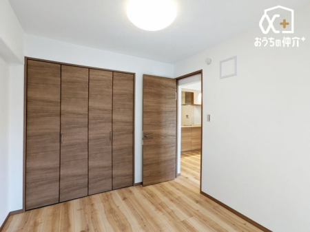 �Q�� �Q���ɃI�X�X���ȗm���̗l�q�ł��B��e�ʂ̃N���[�[�b�g���t���Ă���A�Q��E�ߗޓ����L�x�Ɏ��[�\�ȐQ���ł��B