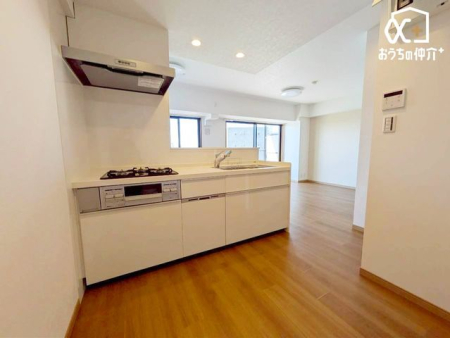 �L�b�`�� �`Kitchen�`�����g���L�b�`�������炱���A�H���̏������y�������ԂɁA�Z�������ł��X���[�Y�ɖ��ʂȂ���Ƃł���A���������ȒP�ɂł���ȂǁA�������y��������L�b�`���X�y�[�X�Ɏd�グ�܂����B