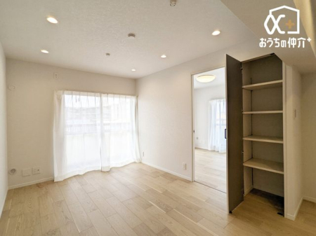 ���r���O ���r���O�̗l�q�ł��B�֗��Ȏ��[�X�؁[�X�t���I�Ƒ������R�ƏW�܂��Ԃ̃��r���O�́A�o���R�j�[������g�����z�˂����������ރ��r���O�ł��B