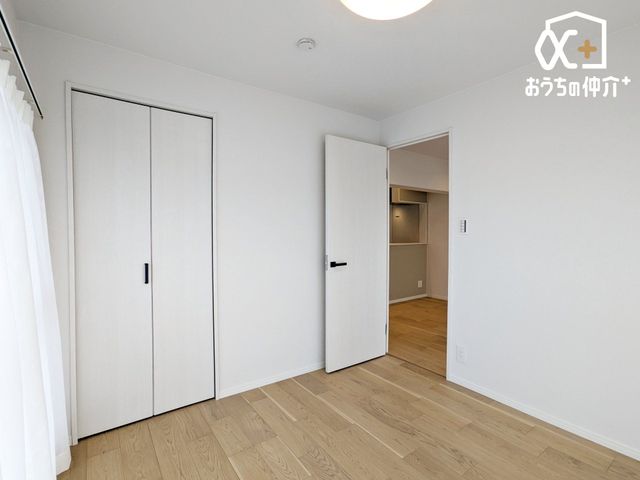 �Q�� �Q���ɃI�X�X���Ȗ�4.8���m���̗l�q�ł��B�N���[�[�b�g���t���Ă���A�Q��E�ߗޓ����L�x�Ɏ��[�\�ȐQ���ł��B