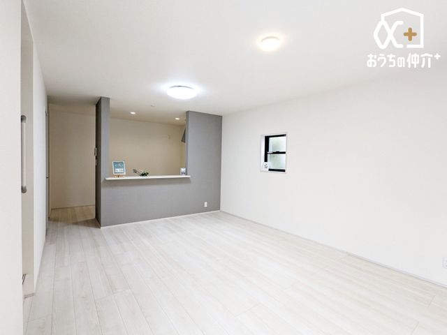 ���r���O ���Ƒ������R�ƏW�܂郊�r���O�̗l�q�ł��B ���C�ɓ���̃\�t�@�[��e�[�u����u���Ă��C�ɓ���̋�ԂɁB