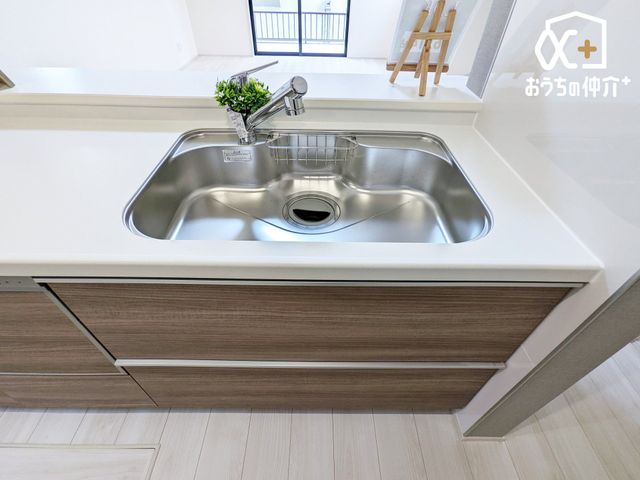 �L�b�`�� �������̂���s�J�s�J�̃X�e�����X�V���N�͍L���č�Ƃ��₷�����B�V���v���Ȑ������D��ۂŁA�����̐􂢕������K�ɂȂ肻���B���|���ȒP�����ŁA�Ǝ��̌������オ��A�L�b�`���ɗ����Ԃ����S�n�悭�Ȃ�܂��ˁB