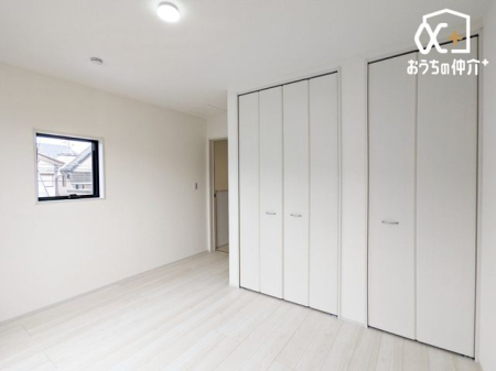 �Q�� �Q���ɃI�X�X���ȗm���̗l�q�ł��B��e�ʂ̃N���[�[�b�g���t���Ă���A�Q��E�ߗޓ����L�x�Ɏ��[�\�ȐQ���ł��B