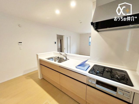 �L�b�`�� ��^�̗①�ɂ�A���[��u���Ă��������g����L�b�`���ɂȂ��Ă���܂��B�����͂��q�l�ƈꏏ�ɂ������̂����Ԃ����L���邱�Ƃ��\�ł��B�L�X�L�b�`���͉Ƃ̒��S�I�Ƒ��̉�b�������ƒe�݂܂��ˁI