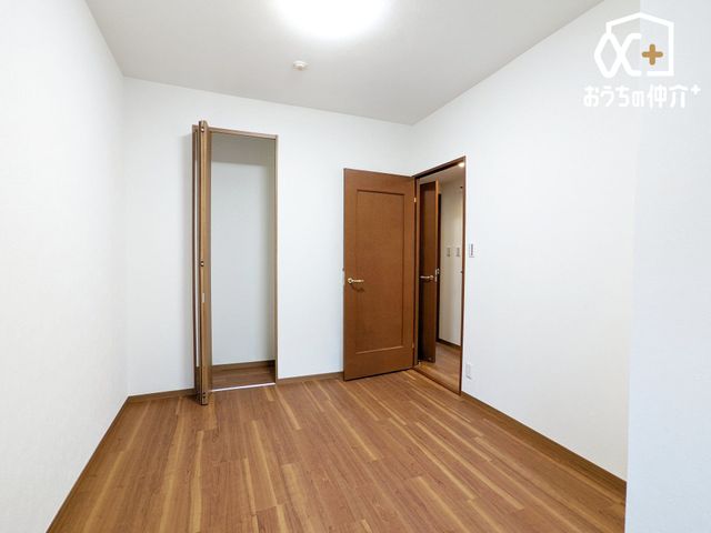 �Q�� �Q���ɃI�X�X���ȗm���̗l�q�ł��B�N���[�[�b�g���t���Ă���A�ߗޓ����L�x�Ɏ��[�\�ȐQ���ł��B