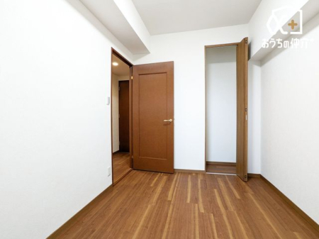 �q������ �q�������ɃI�X�X���ȗm���̗l�q�B�N���[�[�b�g���t���Ă��邽�߁A���q�l�̕׋�����E�ߗޓ����֗��Ɏ��[�\�ł��B