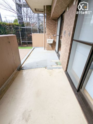 �o���R�j�[ �����t���̃e���X�͋}�ȉJ�ł��������t���Ă��邽�߈��S�I�ł炸���󕨂���荞�߂܂��B