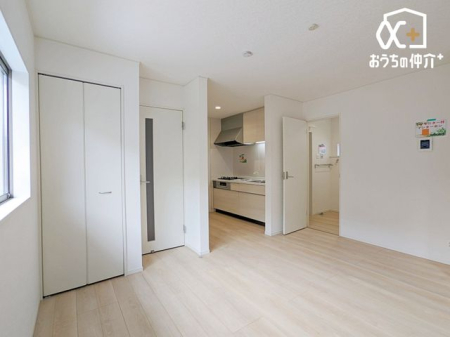 ���r���O �Ƒ��c���̎����߂������r���O�B�Ƒ������R�ƏW�܂肽���Ȃ�悤�ȁA�������Ƃ��낰���ԁB���邢�z�˂����������ޖ����̋�ԂŉƑ��c�����B