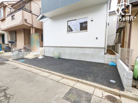  �J�[�X�y�[�X�̗l�q�ł��B�O�ʓ��H�͌�ʗʂ����Ȃ��A���Ԃ̏o����������S���ăX���[�Y�ɍs���܂��B