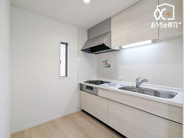 �L�b�`�� ��ƂɏW���ł���Ǖt���L�b�`���B�܂��A�ڂ̑O�ɕǂ����邱�Ƃɂ���ĉ���̔�юU��Ȃǂ��C�ɂ����ɍ�Ƃ��ł���Ƃ��������b�g������܂��B