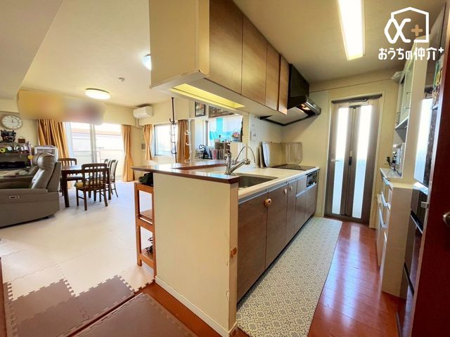 �L�b�`�� �`Kitchen�`�����g���L�b�`�������炱���A�H���̏������y�������ԂɁA�Z�������ł��X���[�Y�ɖ��ʂȂ���Ƃł���A���������ȒP�ɂł���ȂǁA�������y��������L�b�`���X�y�[�X�Ɏd�グ�܂����B