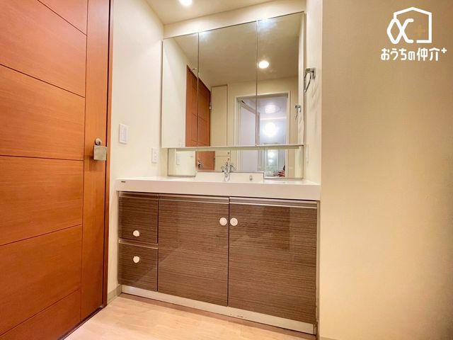 ���ʑ�E���ʏ� �`Wash room�`�O�ʋ��^�C�v�̐��ʉ��ϑ�ł��B���̗�������o���ɂ���������[�ł��܂�