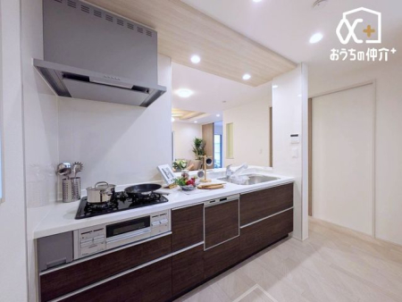 �L�b�`�� �L�b�`���ƃ_�C�j���O�𕪂��A�H��◿���̎󂯓n�������₷���Ζʎ��B���������Ȃ���Ƒ��ƃR�~���j�P�[�V���������܂��B���C�ɓ���̎G�݂�A���őf�G�ȃJ�t�F�̂悤�ȋ�ԉ��o���y���߂܂��B