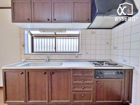 �L�b�`�� ��ƂɏW���ł���Ǖt���L�b�`���B�܂��A�ڂ̑O�ɕǂ����邱�Ƃɂ���ĉ���̔�юU��Ȃǂ��C�ɂ����ɍ�Ƃ��ł���Ƃ��������b�g������܂��B